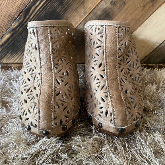 Ann Tuil Stella Perforated Leather Wood Heel Slip On Mules Size 7 - Picture 1 of 9